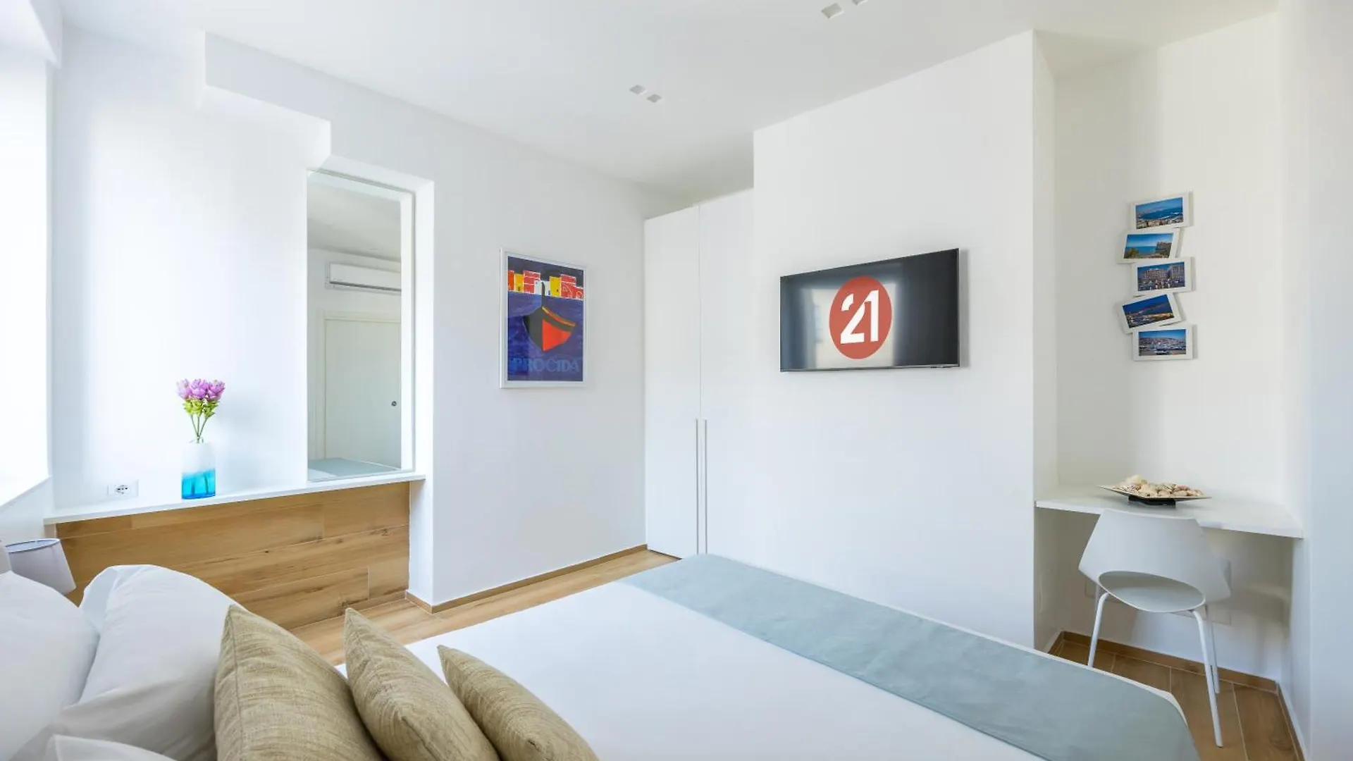 New Apt In The Heart Of Naples-Attwenty-One Coral